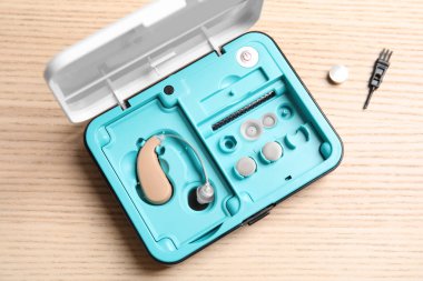 Ahşap arka plan, üstten görünüm üzerinde işitme cihazı ile durum