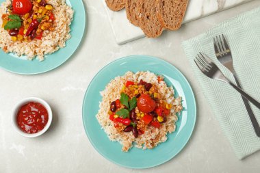 Chili con carne pirinç, sos ve masa lambası, üstten görünüm ekmek ile servis