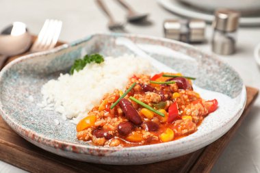Lezzetli chili con carne pirinç gri masada tabak
