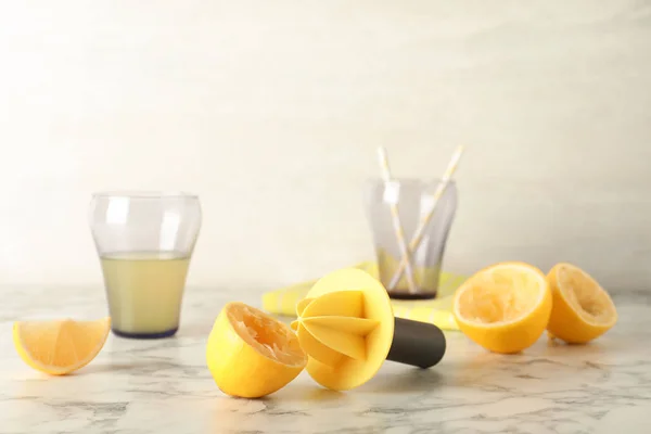 Свіжий Лимон Наполовину Соковижималкою Столі Рецепт Освіжаючого Напою — стокове фото