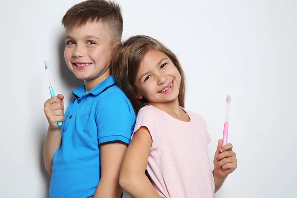 Retrato Crianças Bonitos Com Escovas Dentes Fundo Branco — Fotografia de Stock