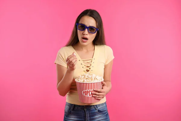 Mujer Emocional Con Gafas Palomitas Maíz Durante Espectáculo Cine Fondo —  Fotos de Stock