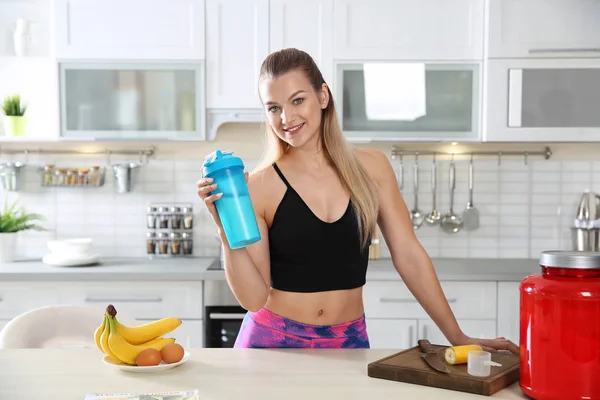 Jovem Segurando Garrafa Proteína Agitar Perto Mesa Com Ingredientes Cozinha — Fotografia de Stock