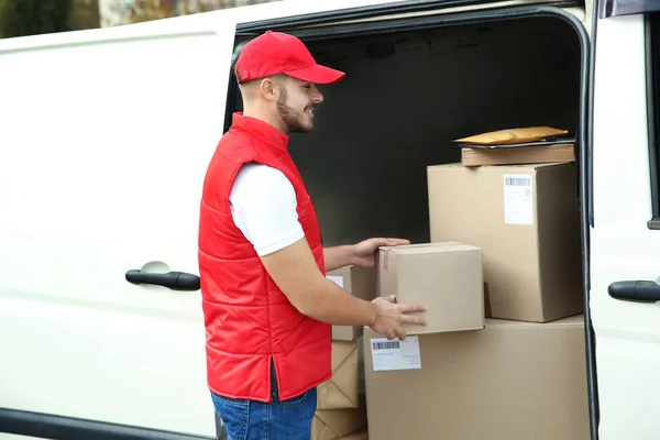 Unga Courier Nära Van Med Skiften Utomhus — Stockfoto