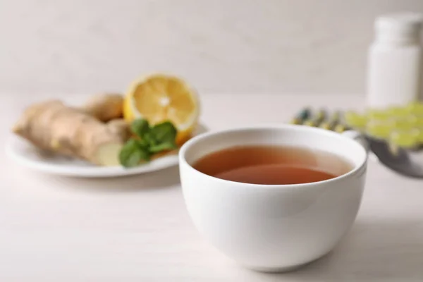 Kubek Gorącej Herbaty Stole Miejsca Tekst Kaszel Lekarstwo — Zdjęcie stockowe