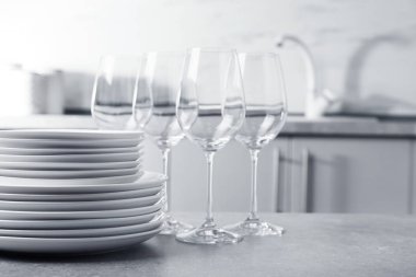 Temiz yemekler mutfakta tablo ayarlama. Metin için yer