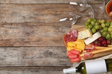 Şarap, aperatifler ve ahşap arka plan üzerinde metin için yer düz yatıyordu kompozisyonu