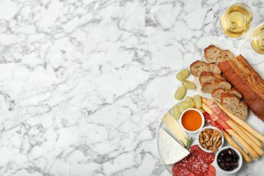 Şarap, aperatifler ve mermer zemin üzerine metin için yer düz yatıyordu kompozisyonu