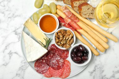 Şarap ve aperatifler mermer zemin üzerine düz yatıyordu kompozisyonu