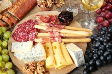 Şarap ve ahşap arka plan snacks kompozisyonu