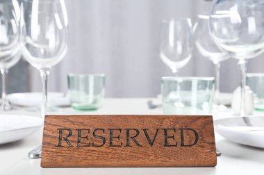 Tablo ayarı ile ayrılmış oturum restoranda