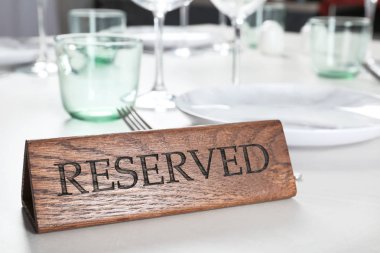Tablo ayarı ile ayrılmış restoranda imzala. Metin için yer