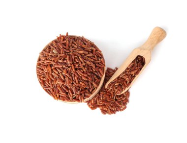 Kase ve kepçe pişmemiş kahverengi pirinç beyaz arka planda, üstten görünüm