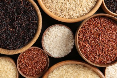 Brown ve kaseler pirinç diğer türleri ile düz yatıyordu kompozisyon