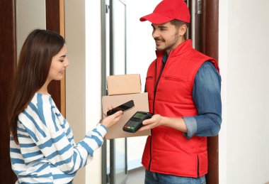 Smartphone kullanarak terminal teslimat ödeme için kapalı olan kadın