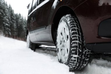 Road yakınındaki karda araba closeup görünümü. Metin için yer
