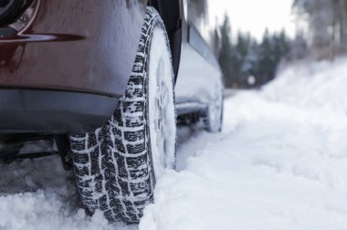 Road yakınındaki karda araba closeup görünümü. Metin için yer