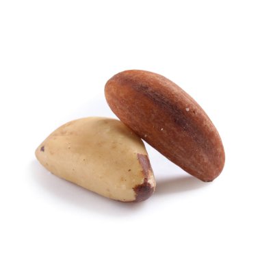 Beyaz zemin üzerine lezzetli Brezilya fıstığı. Sağlıklı snack