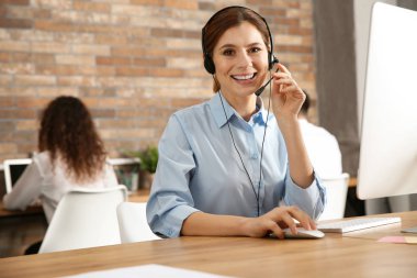 Kulaklık işyerinde işleciyle teknik destek