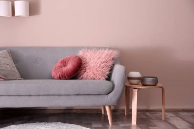 Modern oturma odasının içi rahat kanepeyle dolu.