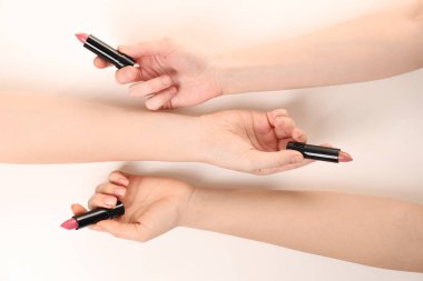 Açık renkli, ruja tutan kadınların en iyi görünümü