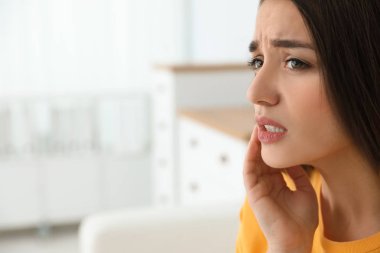 Genç kadın güçlü diş ağrısı evde, metin için yer acı