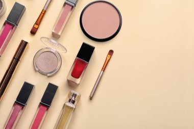 Düz renkli arka plan üzerinde ruj ile güzel kompozisyon yatıyordu. Metin için yer