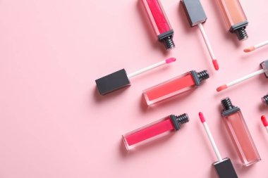 Düz renkli arka plan üzerinde sıvı rujları bileşimi yatıyordu. Metin için yer