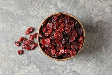 Renk arka plan, üstten görünüm üzerinde tatlı cranberries ile top. Kurutulmuş meyve sağlıklı çerez olarak