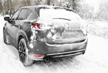 Kış günü araba ile karlı köy yolunda