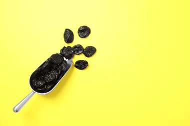 Kepçe renk arka plan, metin için yer ile üstten görünüm üzerinde kurutulmuş erik. Sağlıklı meyve