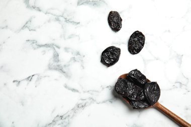 Mermer zemin, metin için yer ile üstten görünüm üzerine kurutulmuş erik kaşık. Sağlıklı meyve