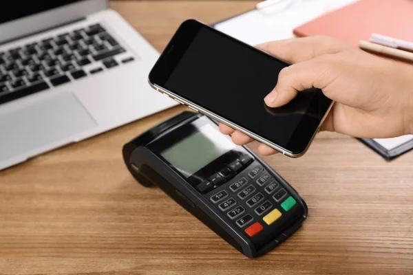 Woman Using Terminal Contactless Payment Smartphone Table — Stock Photo, Image