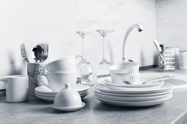 Σύνολο Καθαρά Πιάτα Και Μαχαιροπίρουνα Στον Πάγκο Κουζίνας — Φωτογραφία Αρχείου