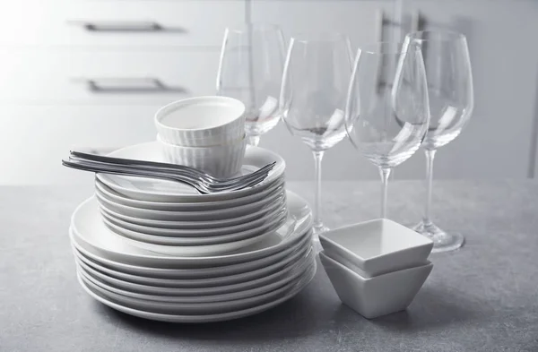 Набор Чистой Посуды Столовых Приборов Столе Кухне — стоковое фото