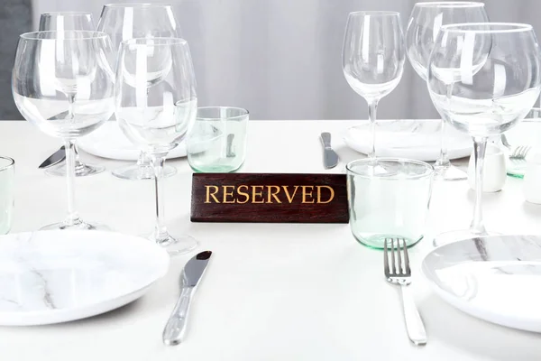 Configuração Mesa Com Sinal Reservado Restaurante — Fotografia de Stock