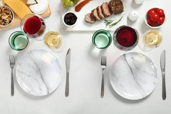 Vino Aperitivos Servidos Para Cena Mesa Ligera Puesta Plana — Foto de Stock