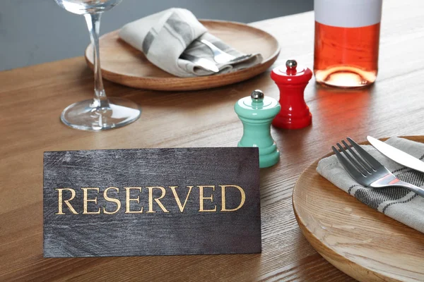 Ajuste Mesa Con Signo Reservado Restaurante — Foto de Stock