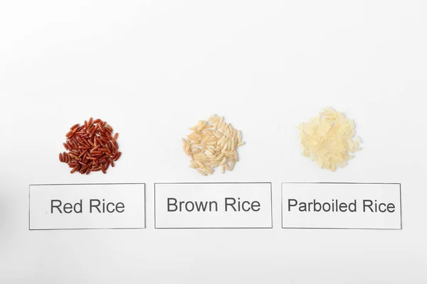 Çiğ Pirinç Beyaz Arka Plan Üstten Görünüm Kartları Farklı — Stok fotoğraf