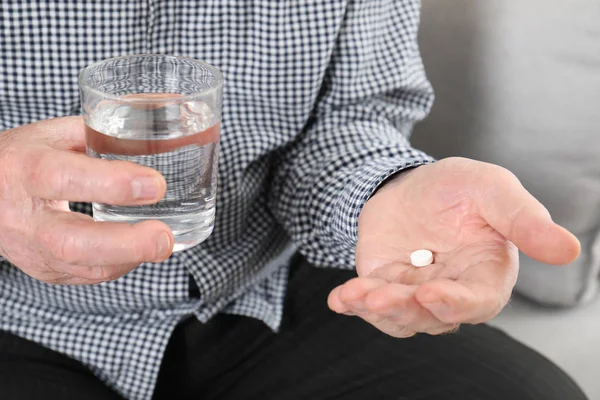 Ανώτερος Άνθρωπος Κρατώντας Χάπι Και Ποτήρι Νερό Κοντινό Πλάνο — Φωτογραφία Αρχείου