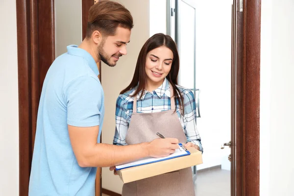 Kunde Erhält Pakete Von Zustelldienst Kurier Haus — Stockfoto