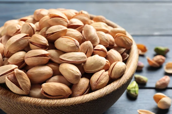 Bio Pistazienkerne Schale Auf Holztisch Nahaufnahme — Stockfoto