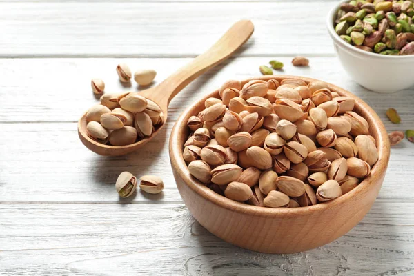 Bio Pistazienkerne Schüssel Und Löffel Auf Holztisch Platz Für Text — Stockfoto