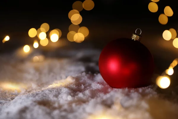 Weihnachtskugel Und Lichterglanz Auf Weißem Schnee Freien Raum Für Text — Stockfoto