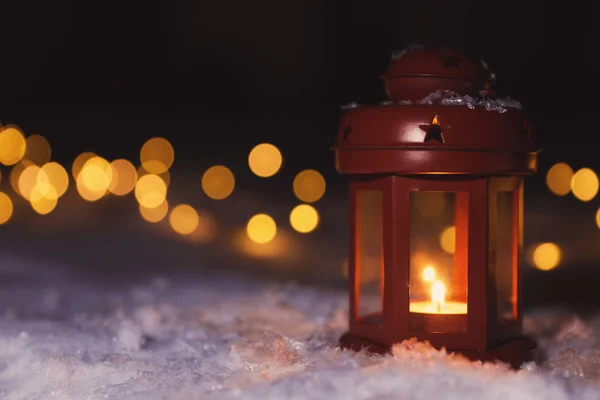 Laterne Mit Brennender Kerze Und Weihnachtsbeleuchtung Auf Weißem Schnee Freien — Stockfoto