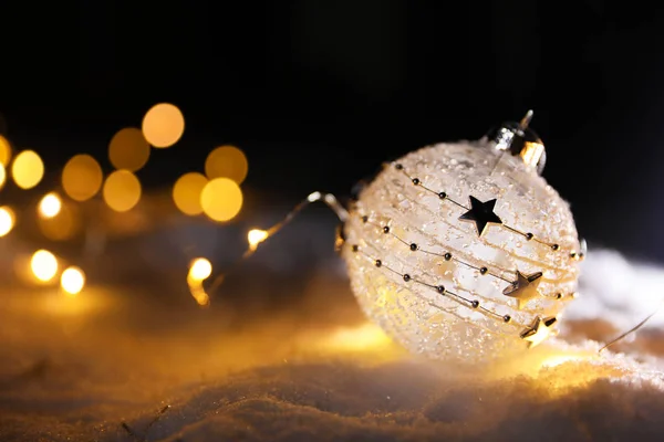 Bola Natal Luzes Fadas Neve Branca Livre Espaço Para Texto — Fotografia de Stock