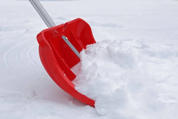 屋外のショベルで除雪します 冬の天候 — ストック写真