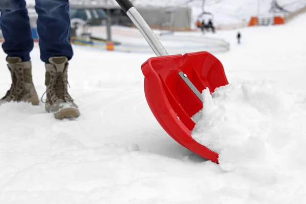 Человек Убирает Снег Лопатой Открытом Воздухе Зимняя Погода — стоковое фото