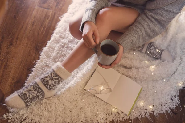 Femme Avec Tasse Boisson Chaude Réserver Maison Soirée Hiver Gros — Photo