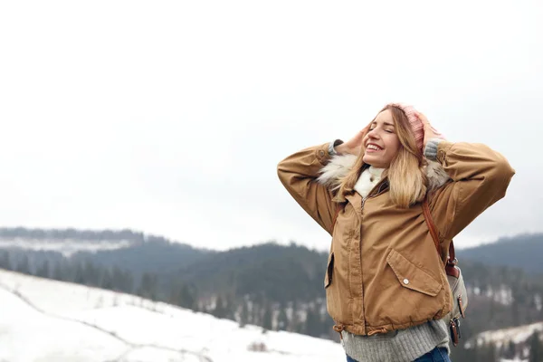 Junge Frau Warmer Kleidung Der Nähe Des Schneebedeckten Hügels Raum — Stockfoto